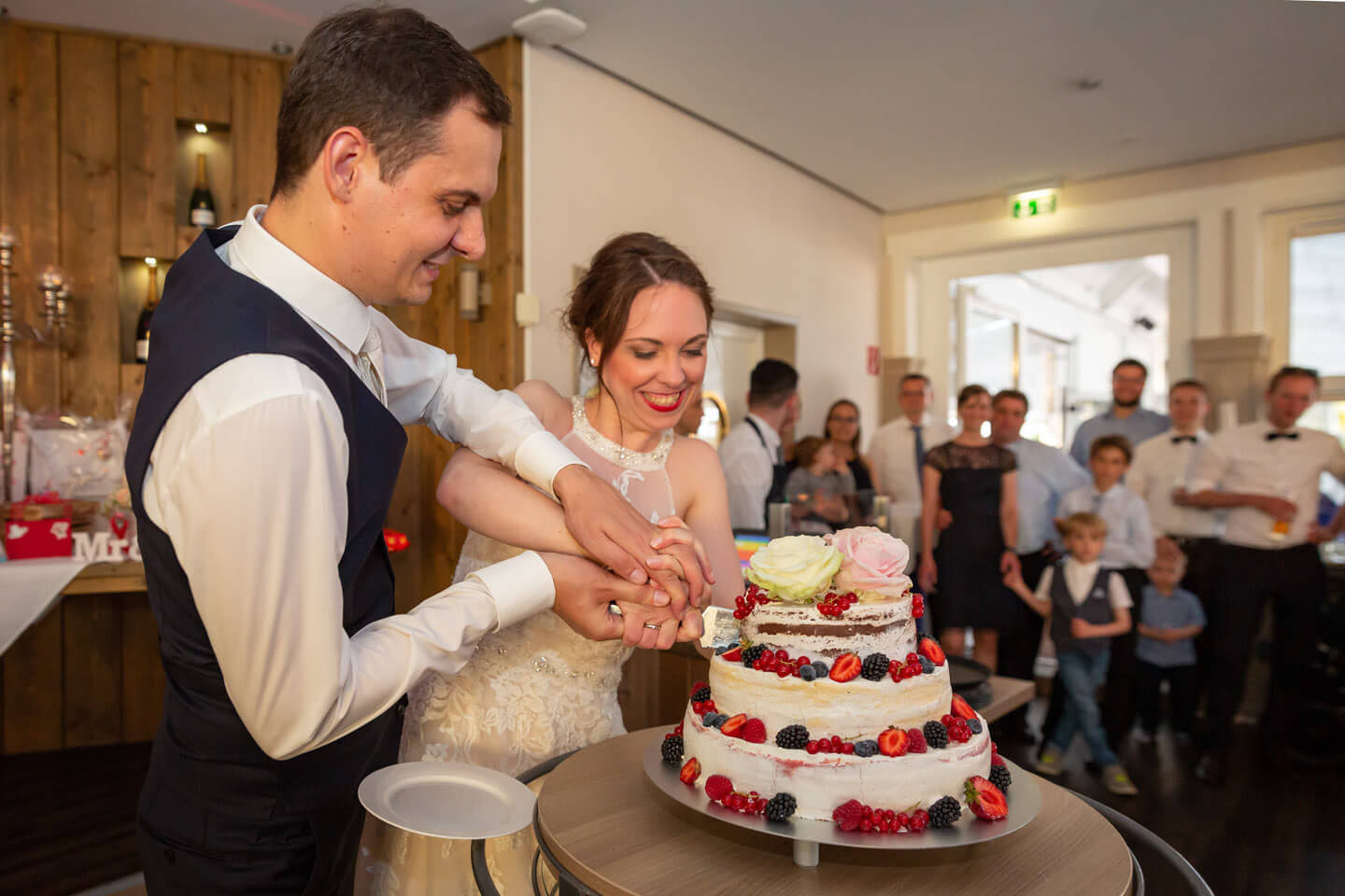 Die Hochzeitstorte wird angeschnitten.