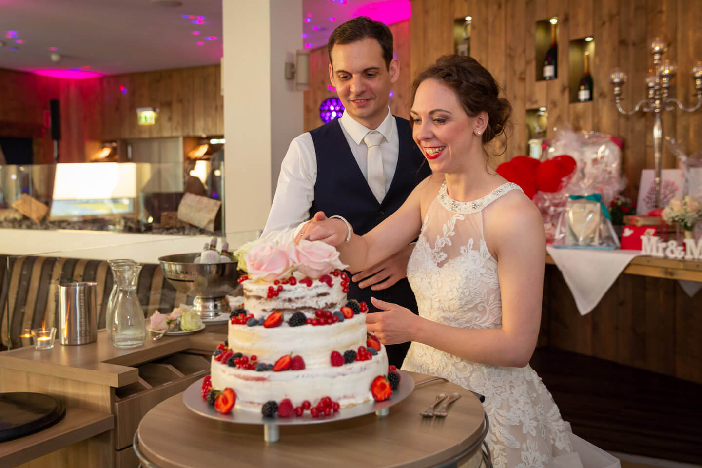 Anschnitt der Hochzeitstorte im schulauer Fährhaus.