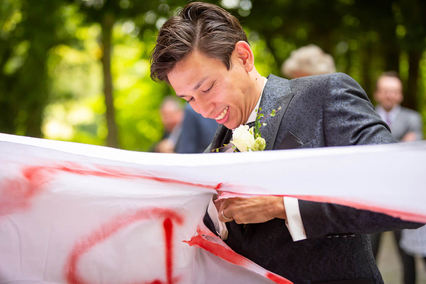 Hochzeit: Bettlaken Herz ausschneiden