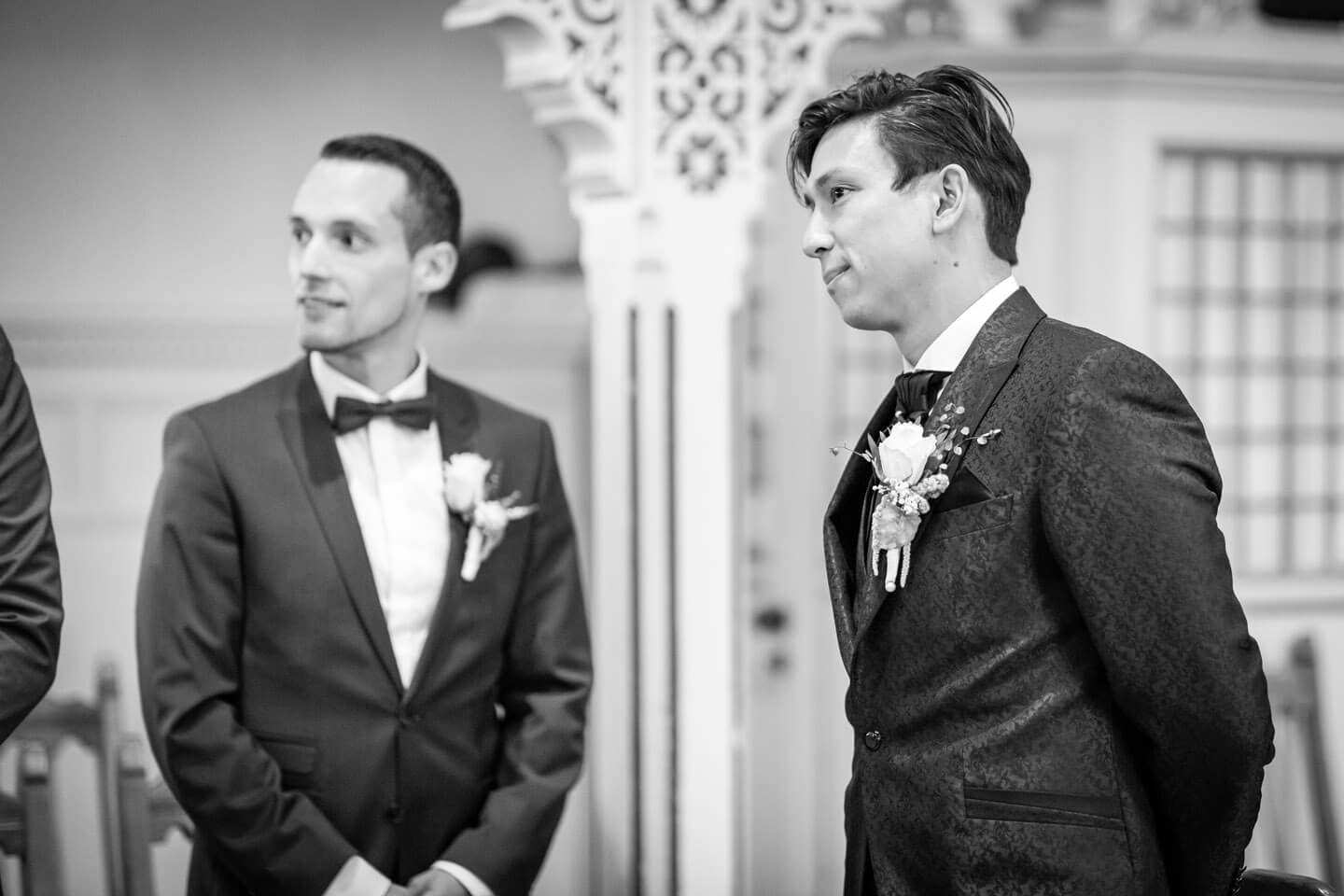 Brätigam und Trauzeuge warten in der Kirche Sinstorf auf die Braut