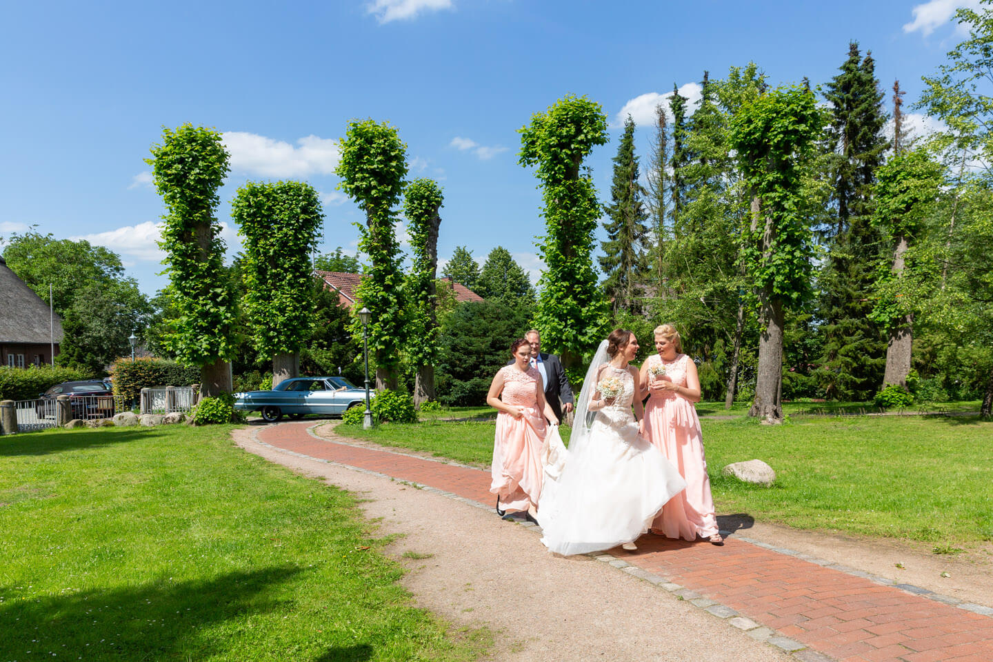 Braut und Brautjungfern erscheinen zur Trauung
