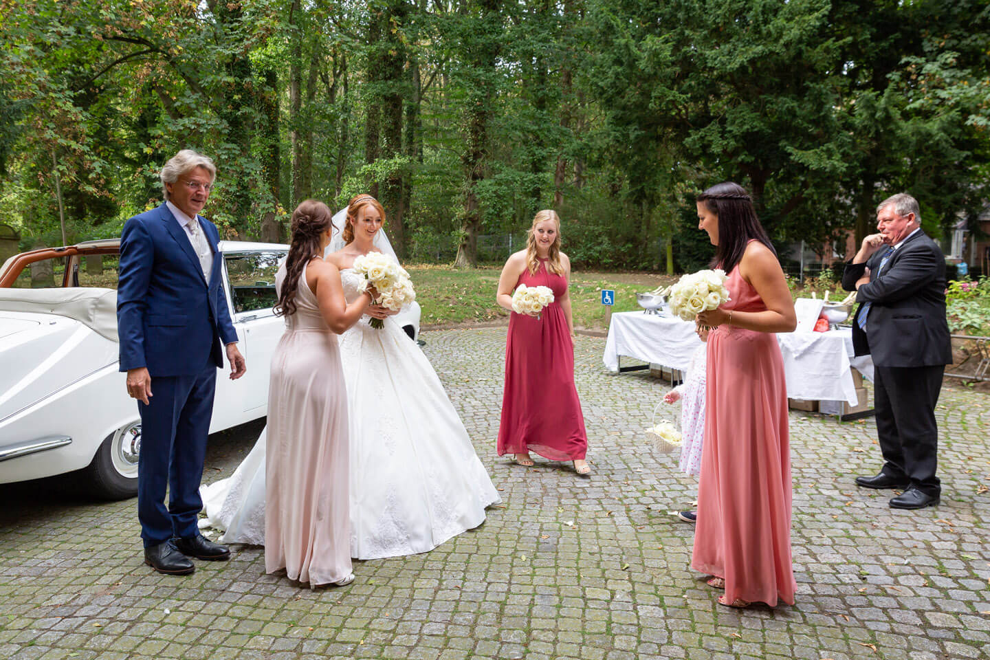 Die Braut trifft mit ihren Brautjungfern an der Kirche ein