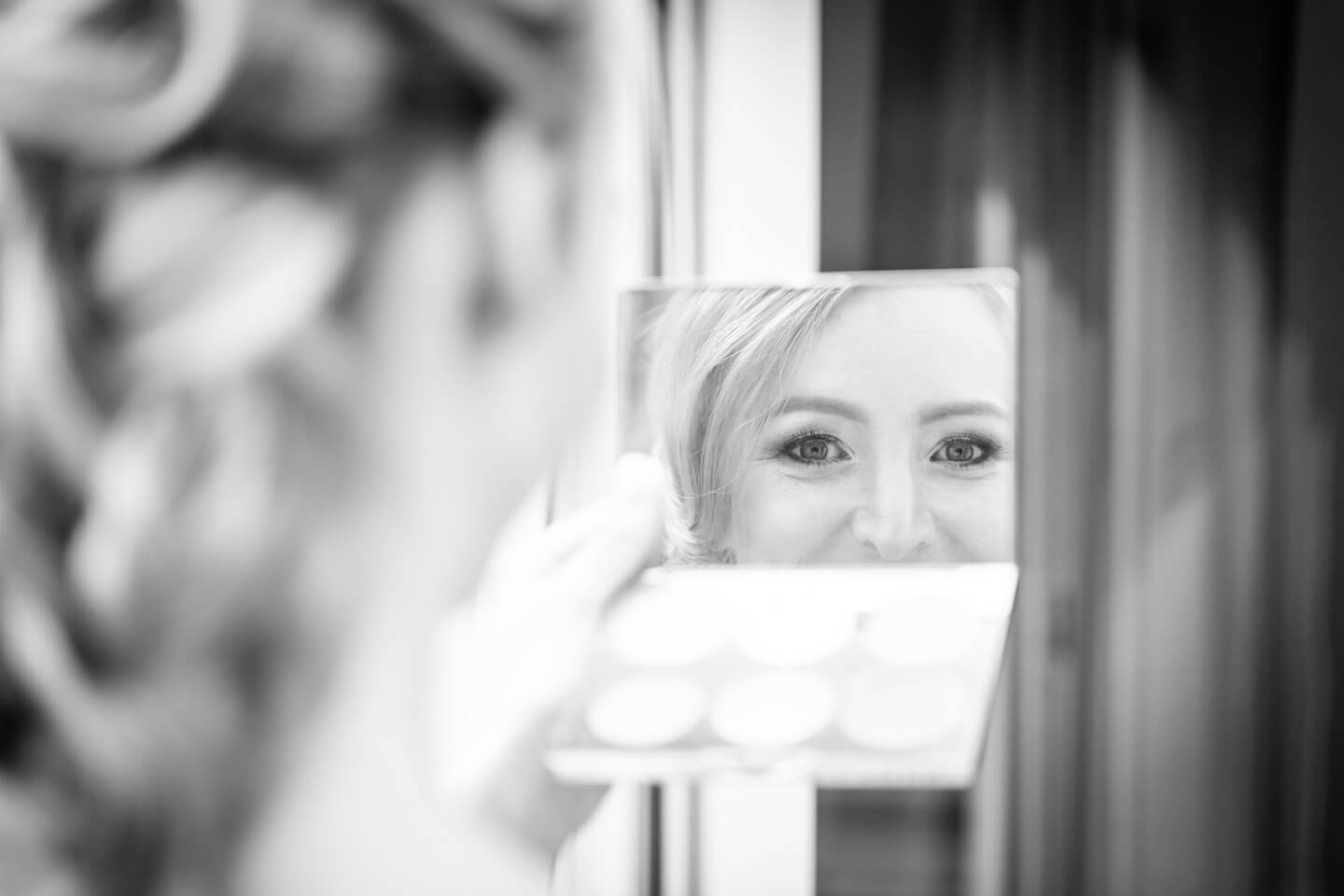 Blick in den Spiegel während des Brautstylings
