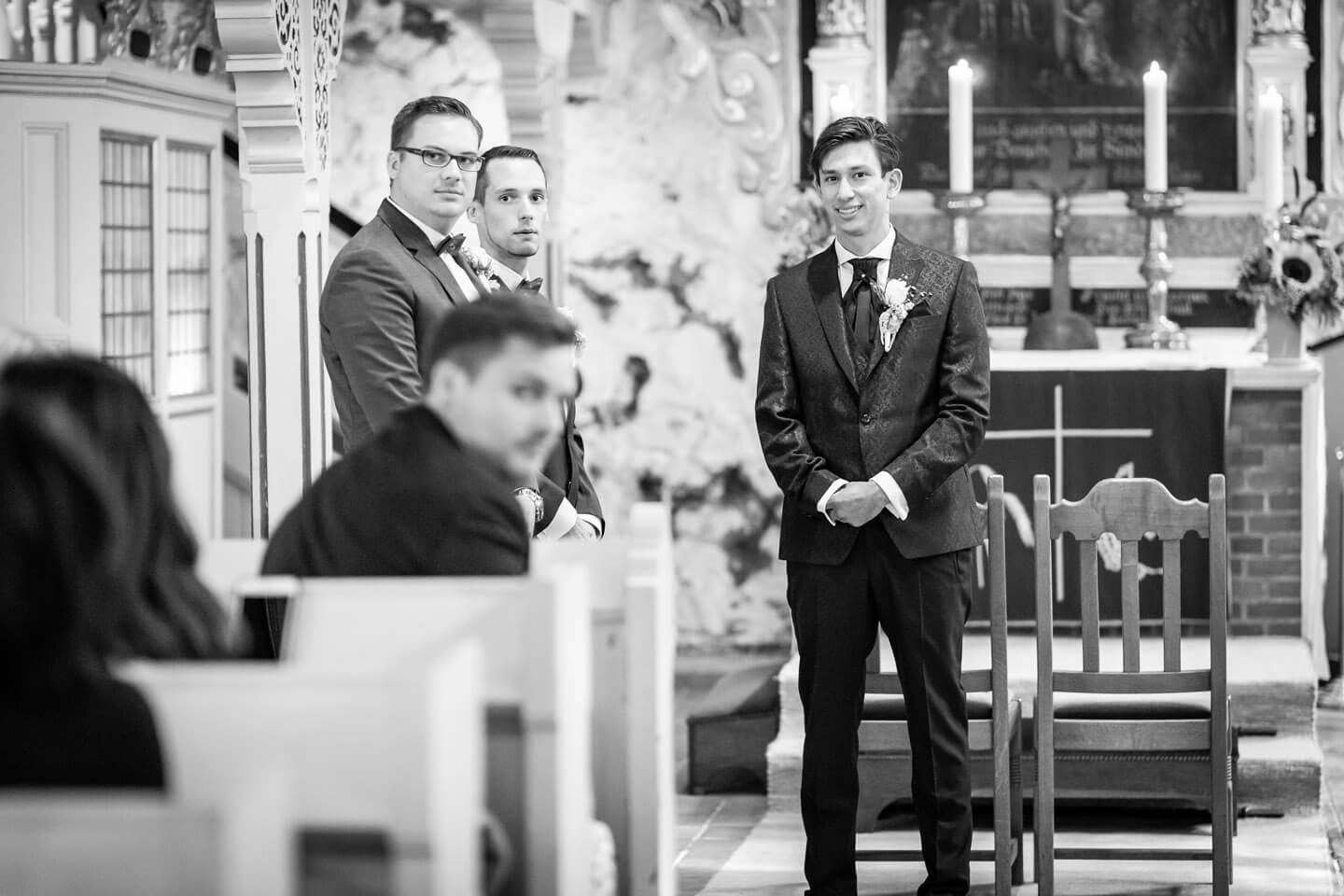 Bräutigam sieht seine Braut zum ersten Mal in der Kirche Sinstorf