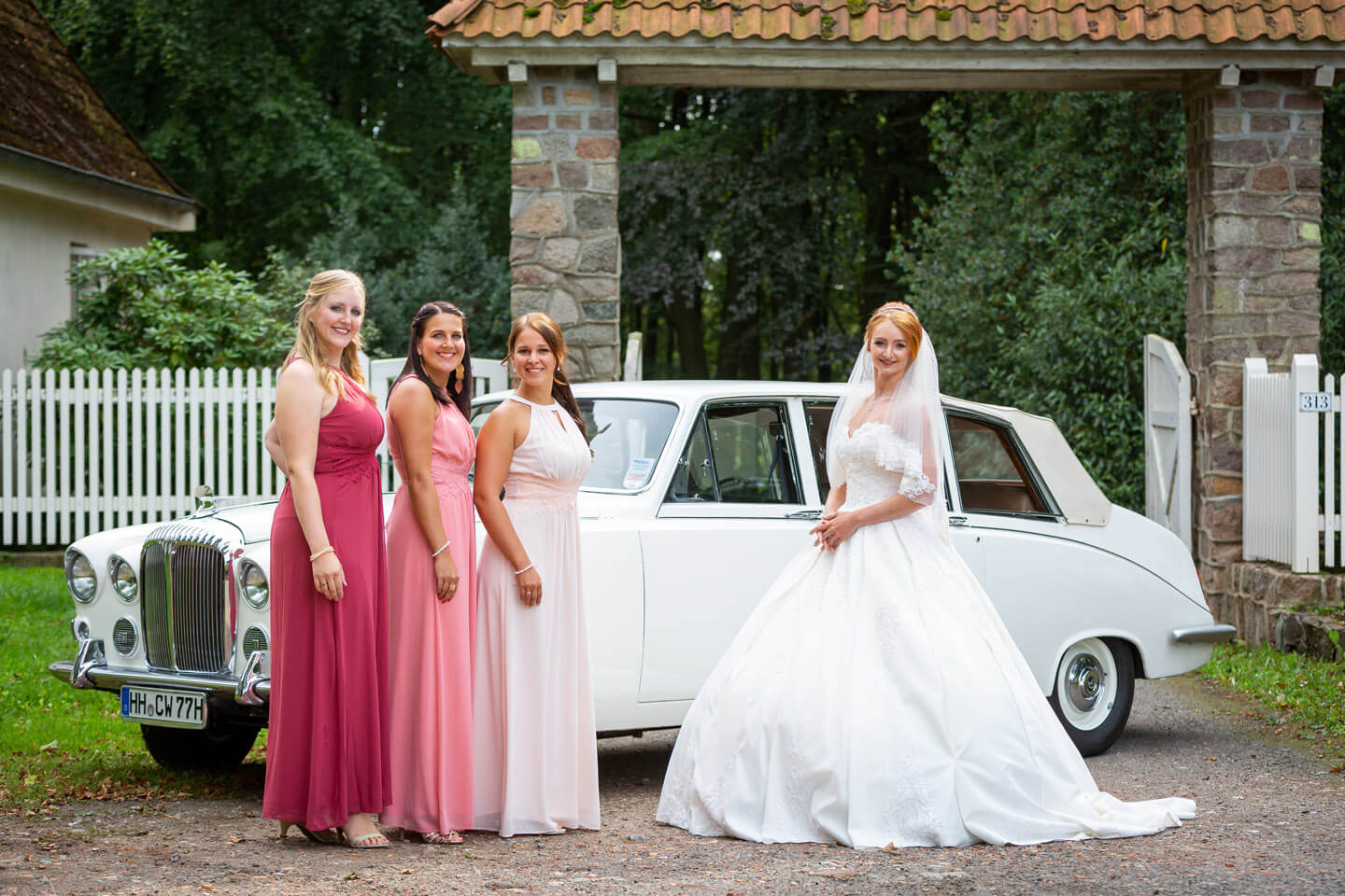 Braut mit ihren Brautjungfern