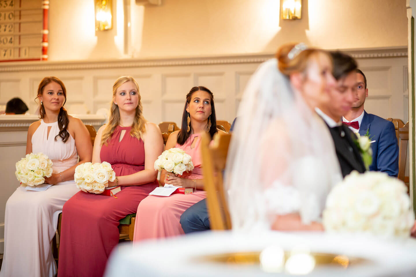 Brautjungfern während der Trauung in der Sinstorfer Kirche in Harburg
