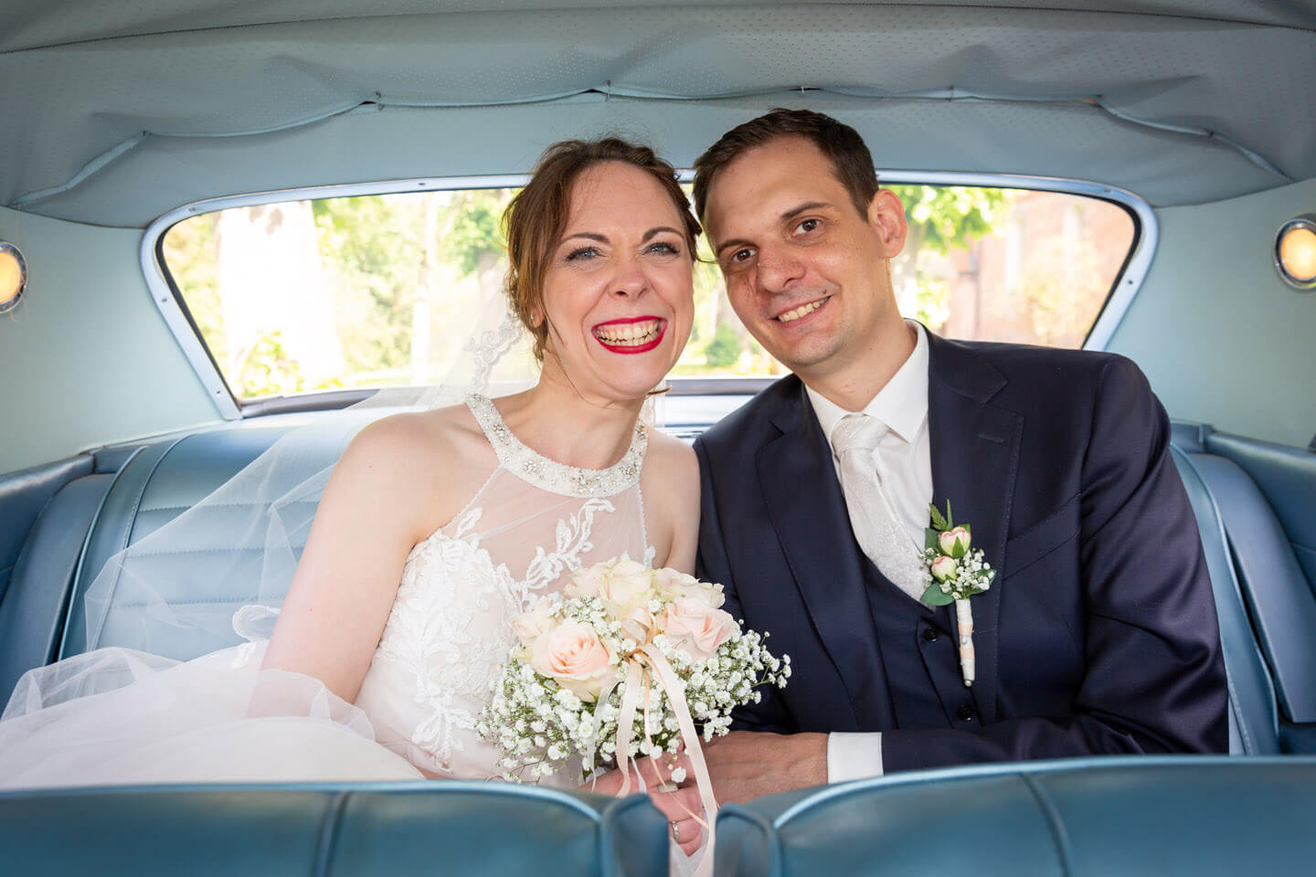 Hochzeitspaar im Chevrolet Impala