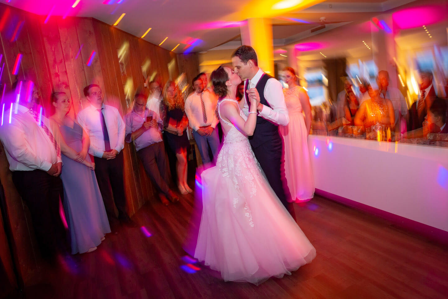 Eröffnungstanz des Brautpaars bei Hochzeit an der Elbe