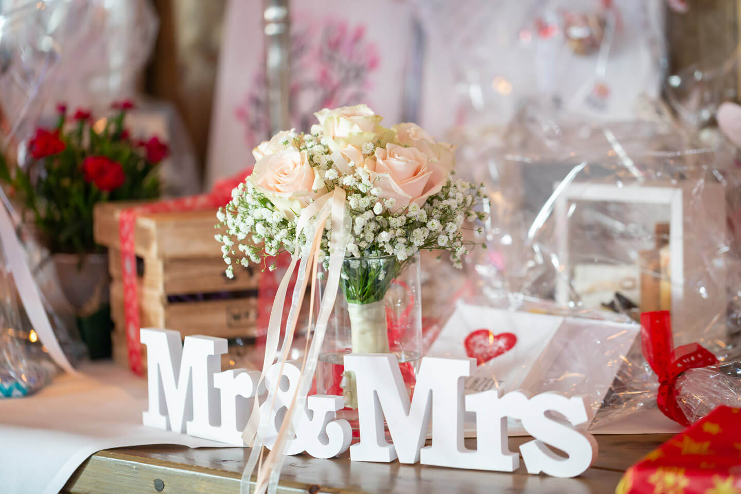 Brautstrauß auf dem Geschenketisch