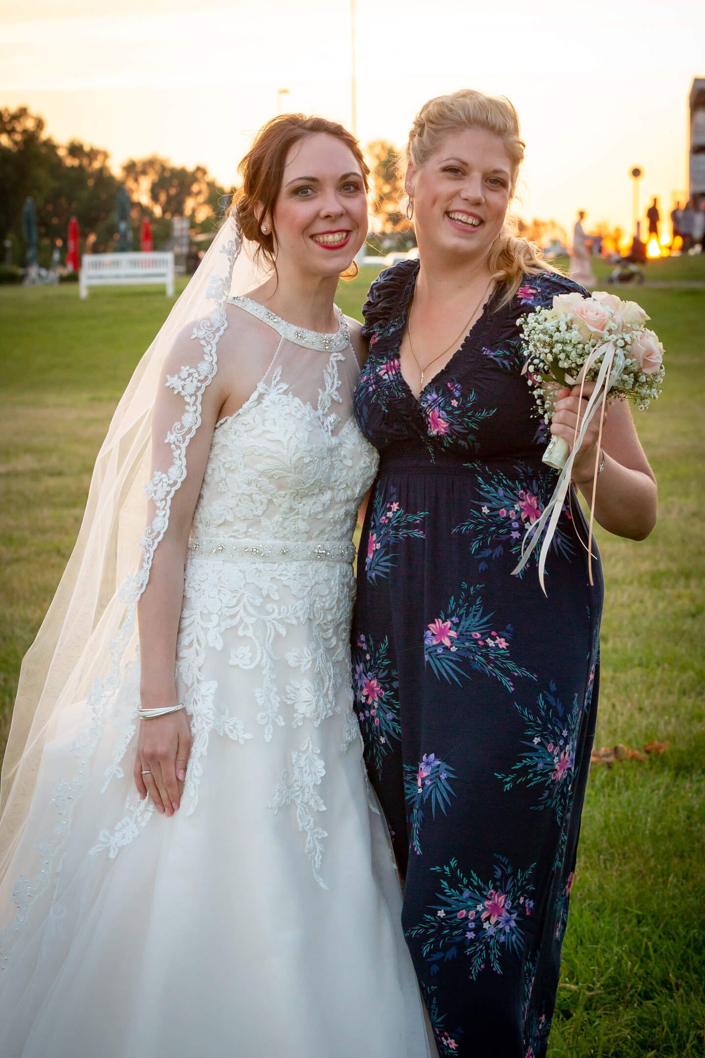 Die Trauzeugin hat den Brautstrauß gefangen.