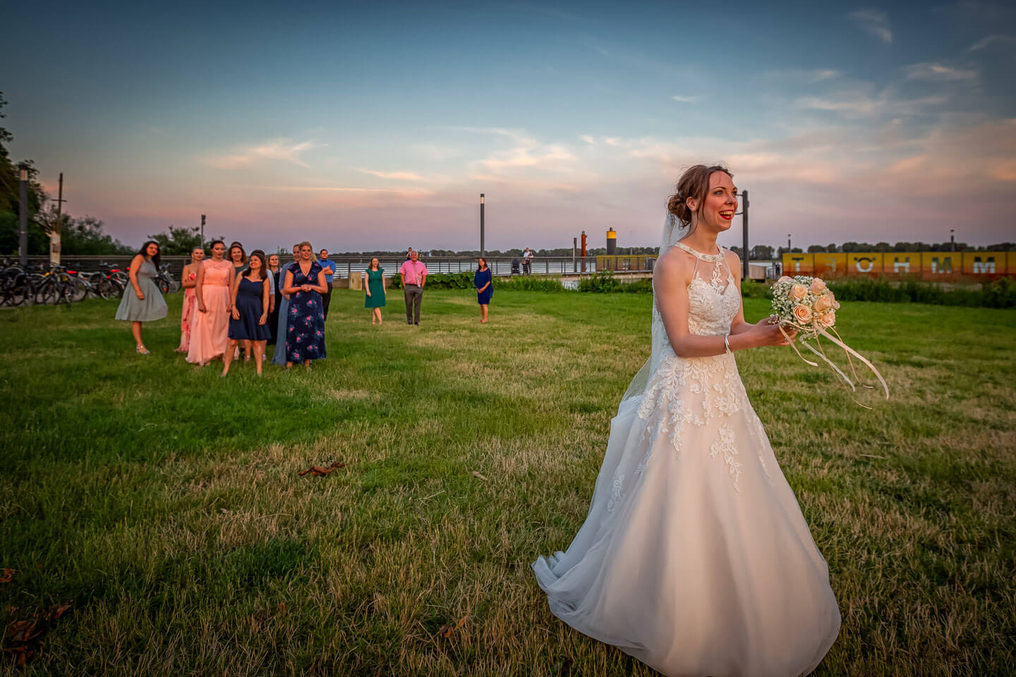 Brautstraußwerfen auf der Wiese vor dem Schulauer Fährhaus an der Elbe