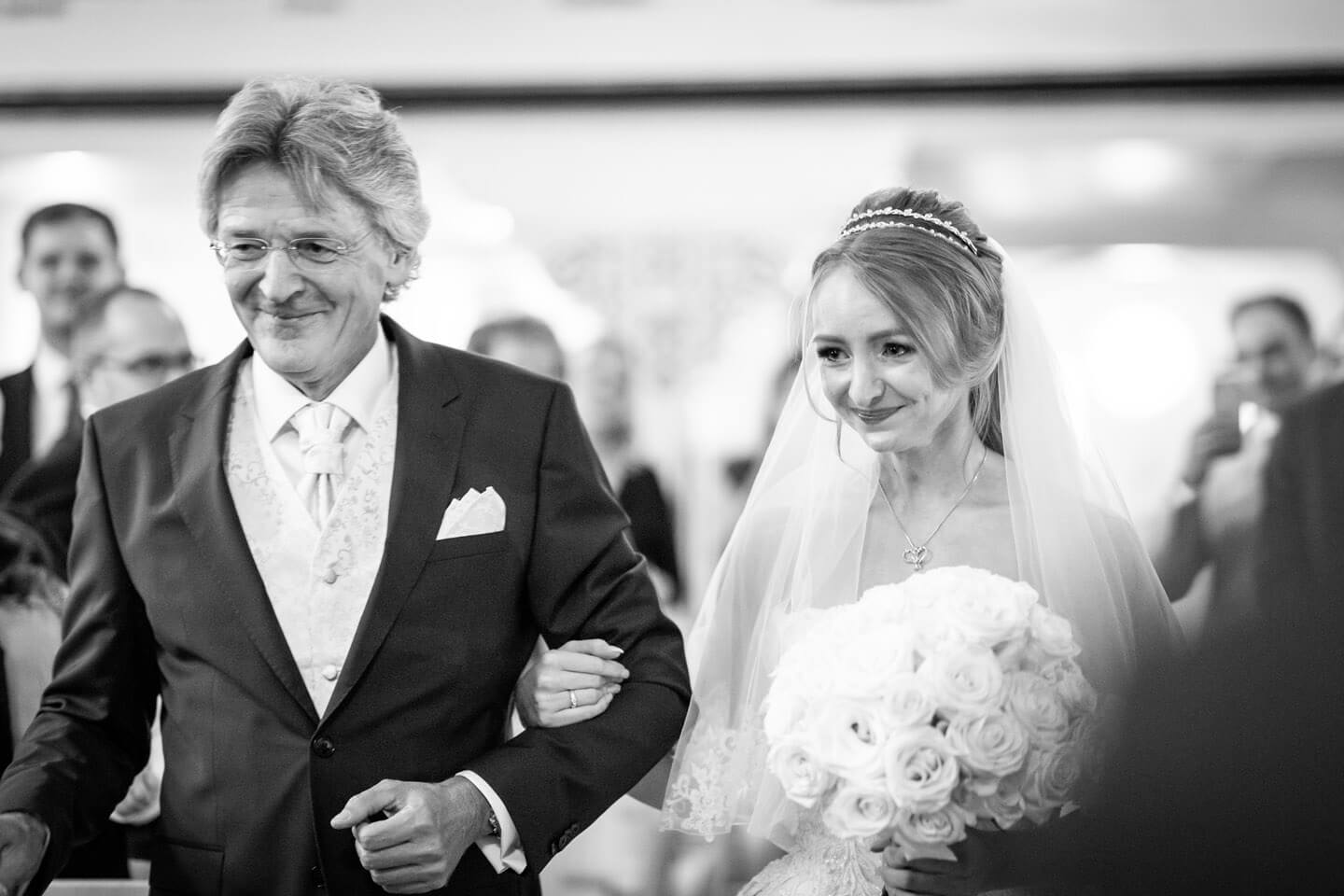 Brautvater mit seiner Tochter beim Gang zum Altar