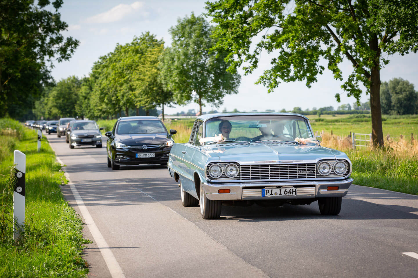 Hochzeitskorso mit Chevrolet Impala vorweg