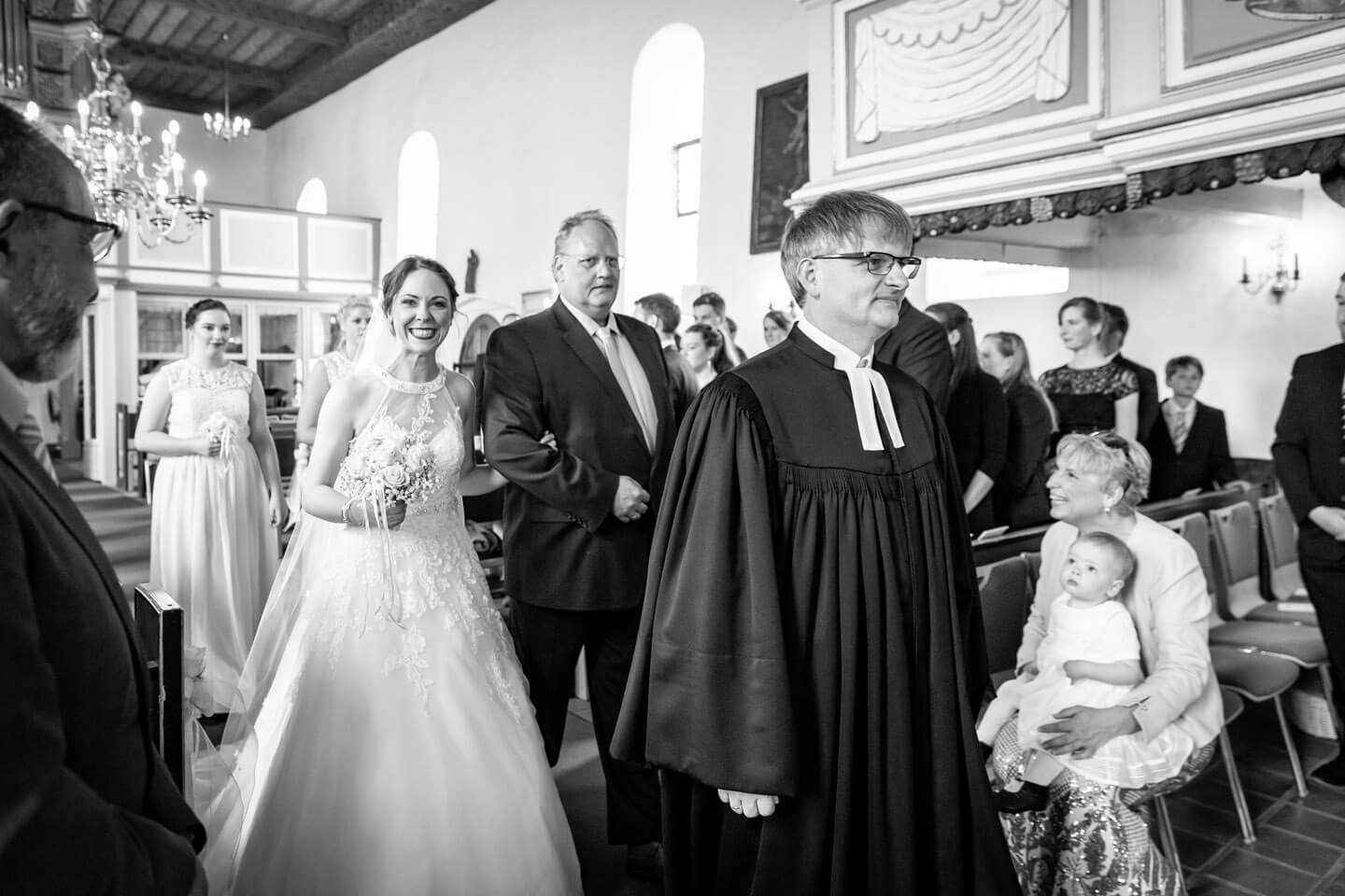 Braut Anja wird von ihrem Papa zum Altar begleitet.