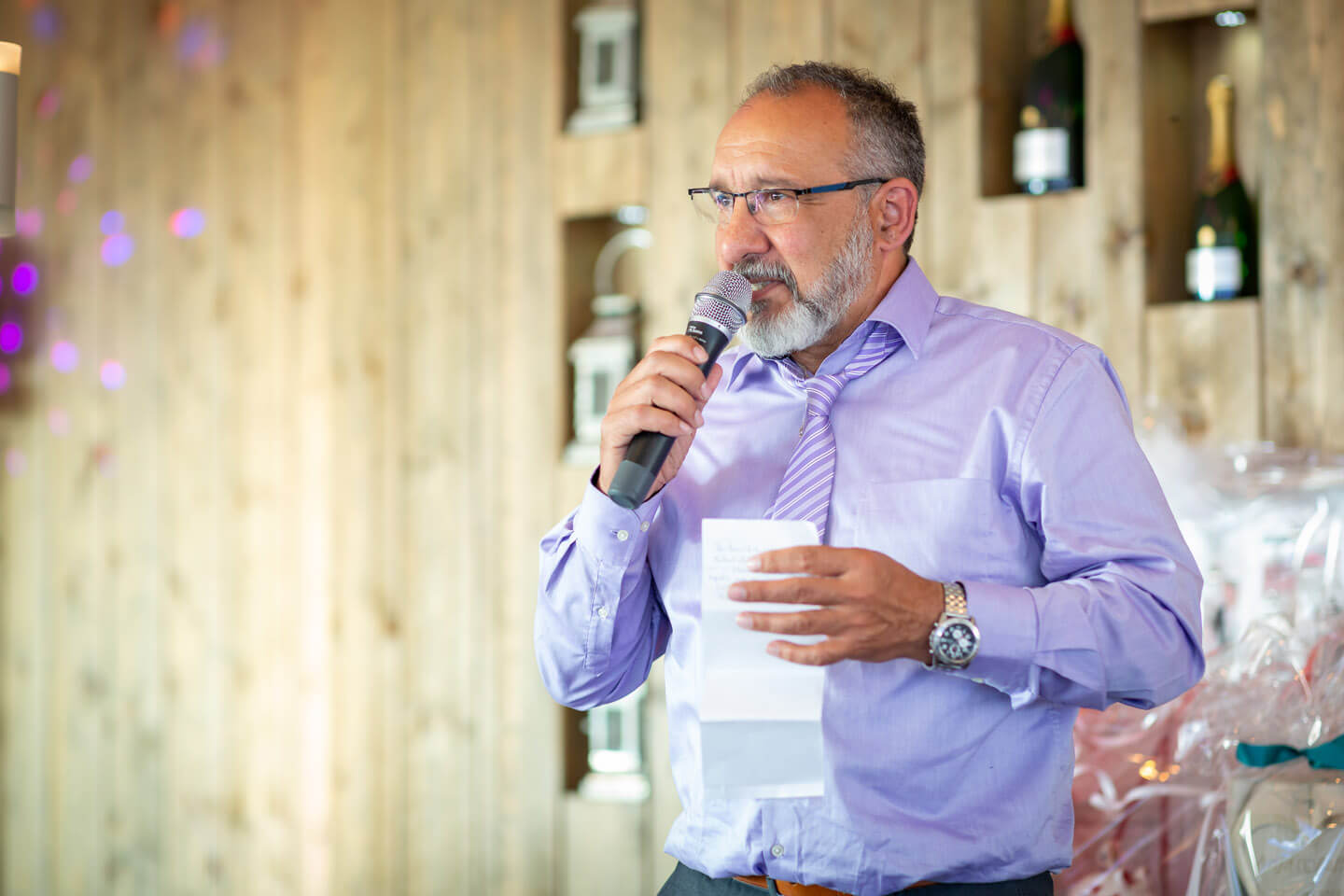 Der Bräutigam-Vater hält eine emotionale Rede