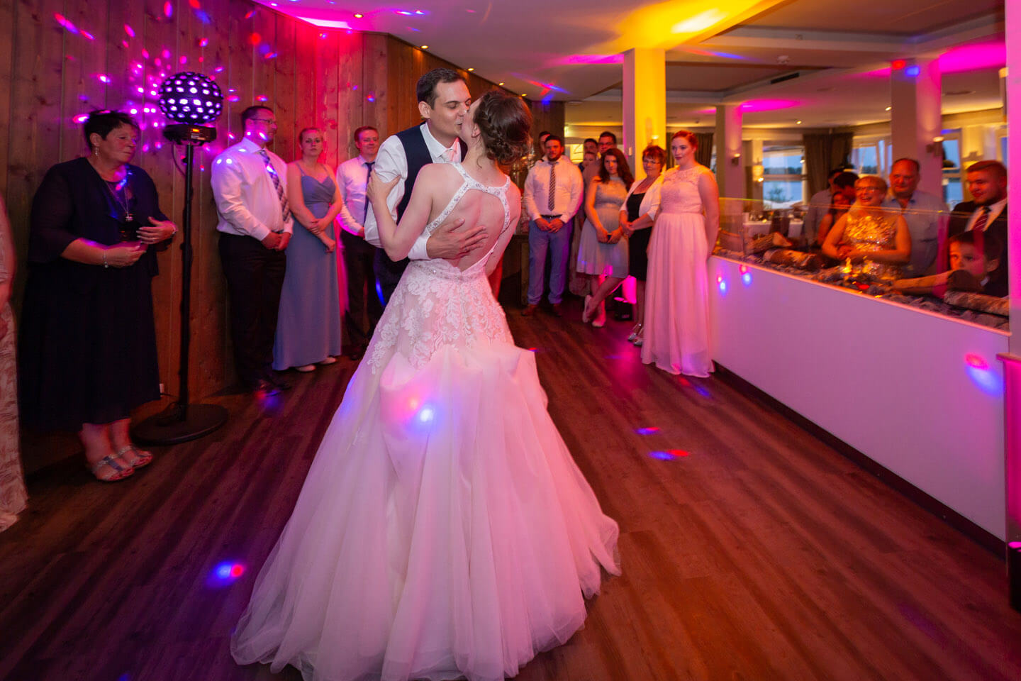Brautpaar küsst sich beim Eröffnungstanz