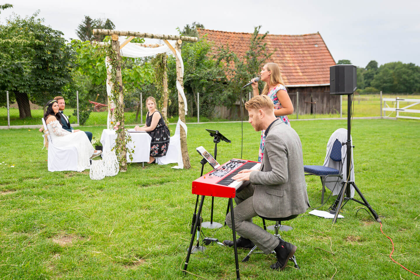 Live-Musik während einer stilvollen Gartenhochzeit