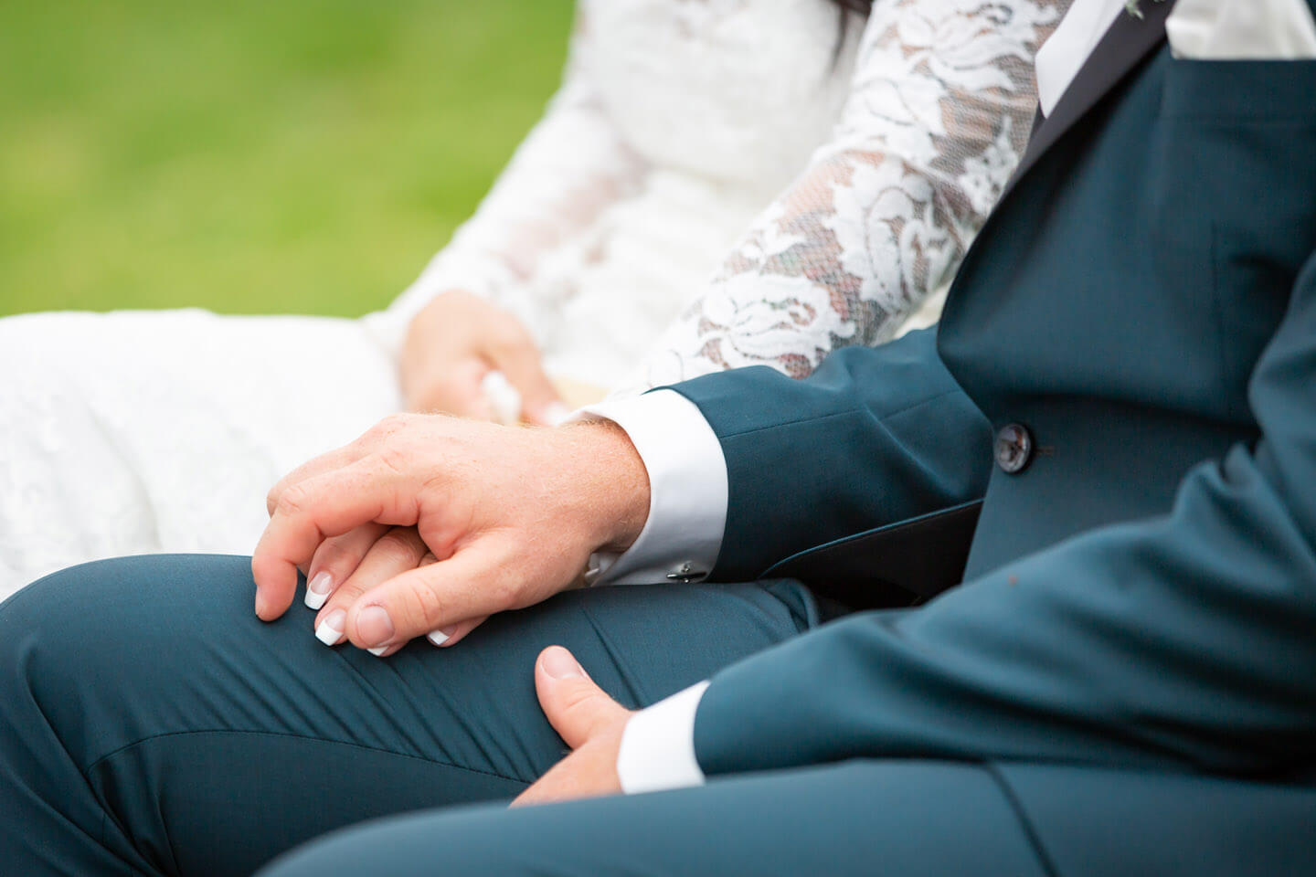 Händchenhalten Hochzeitspaar