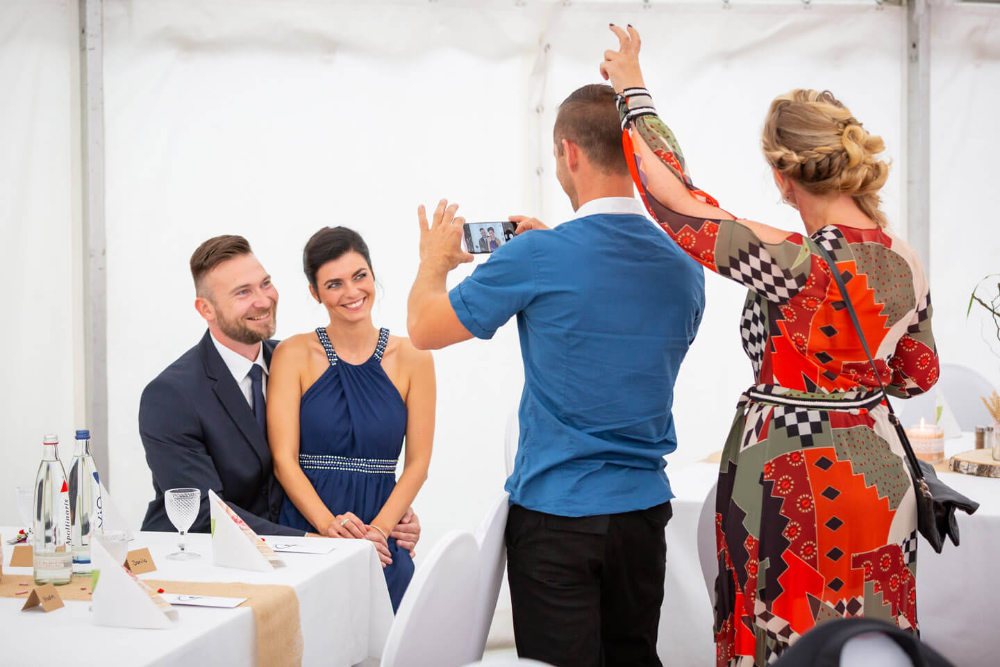 Handyfotos im Festzelt der Gartenhochzeit