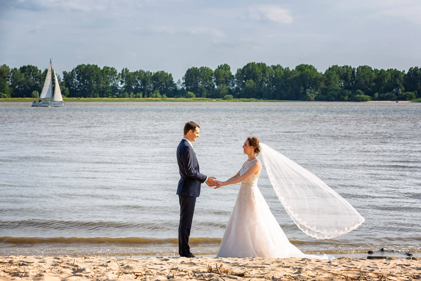 Hochzeitsfotos am Elbstrand bei Wedel