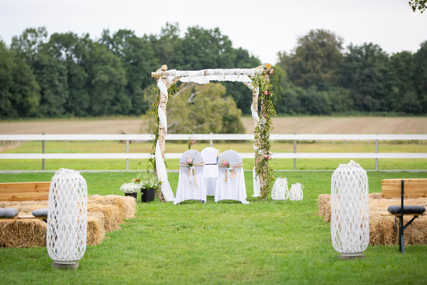 Selbst gebauter Hochzeitspavillon für eine Gartenhochzeit in Norddeutschland