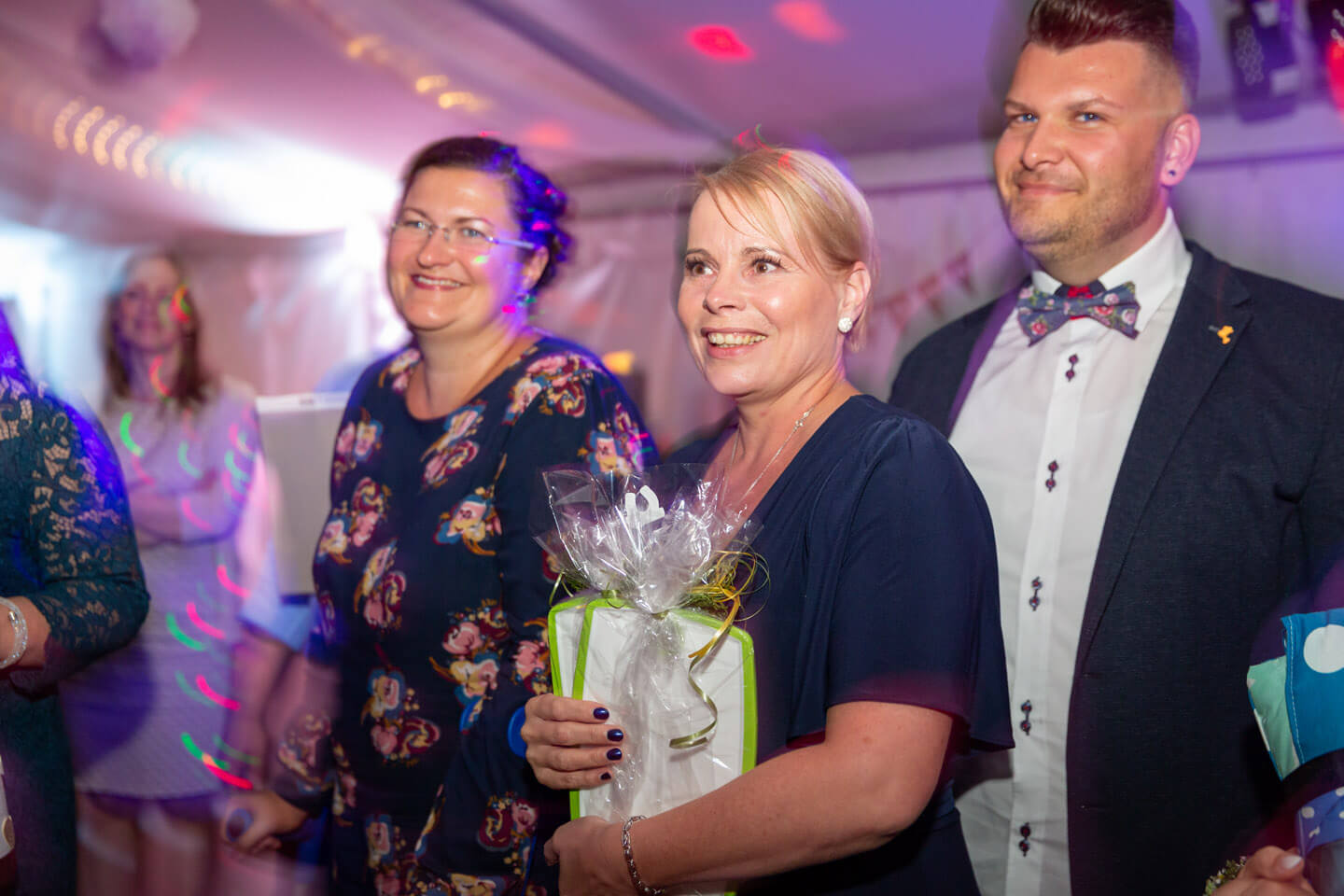 Glückliche Hochzeitsgäste im Festzelt