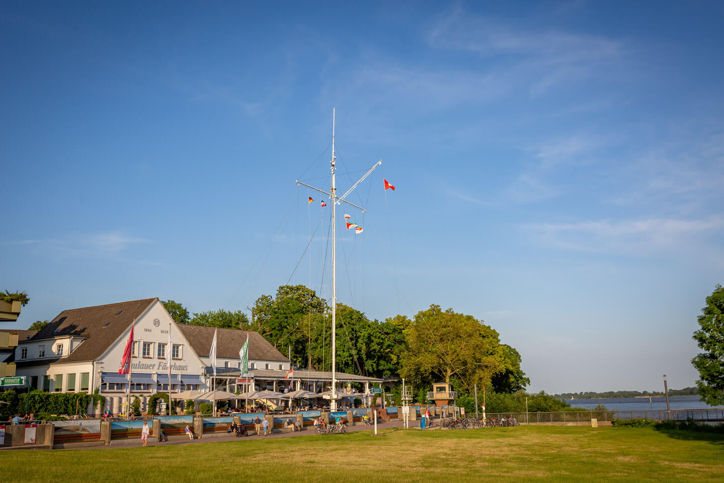 Das Schulauer Fährhaus ist eine super Location für eine Hochzeit an der Elbe