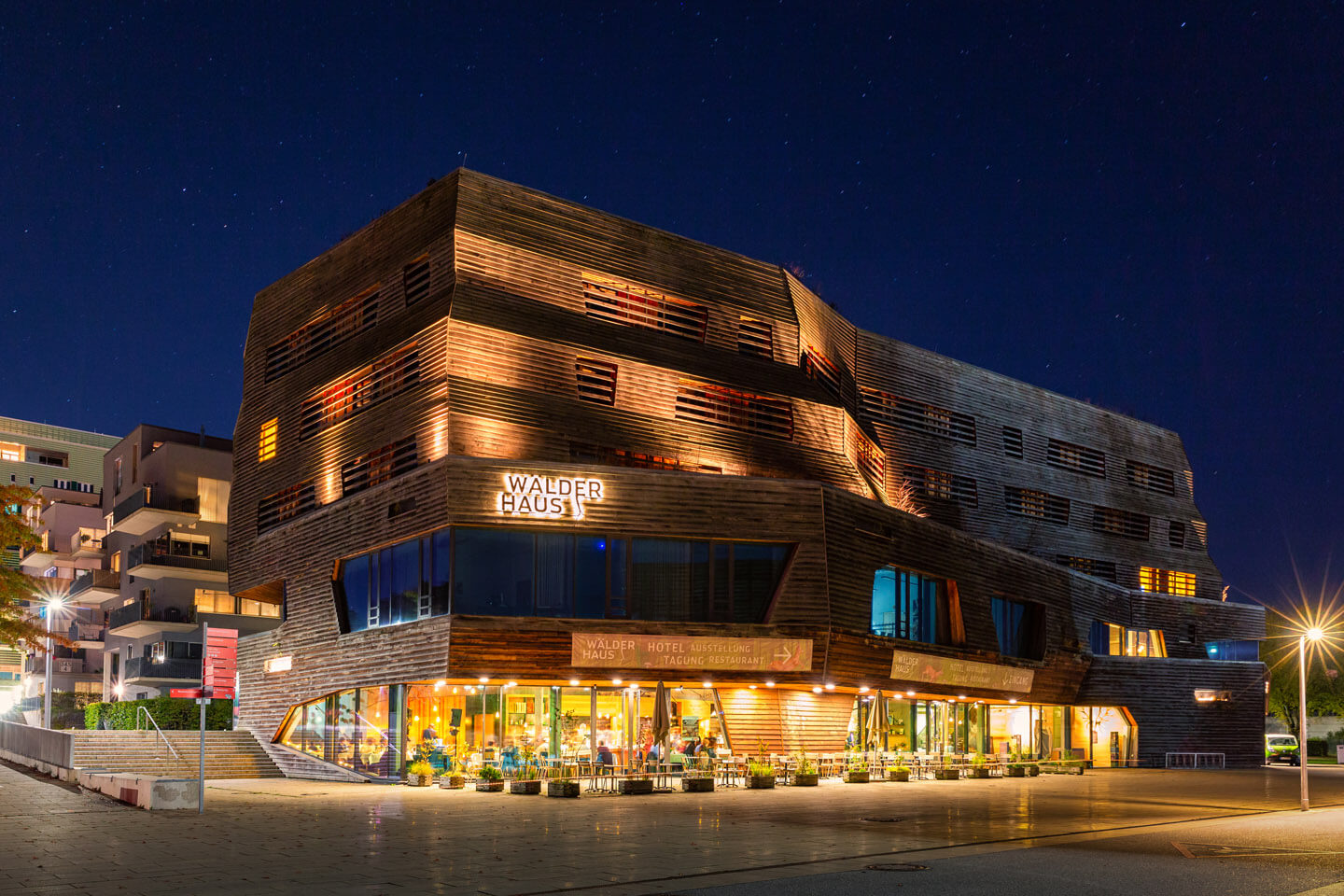 Das Wälderhaus in Hamburg Wilhelmsburg in der Blauen Stunde