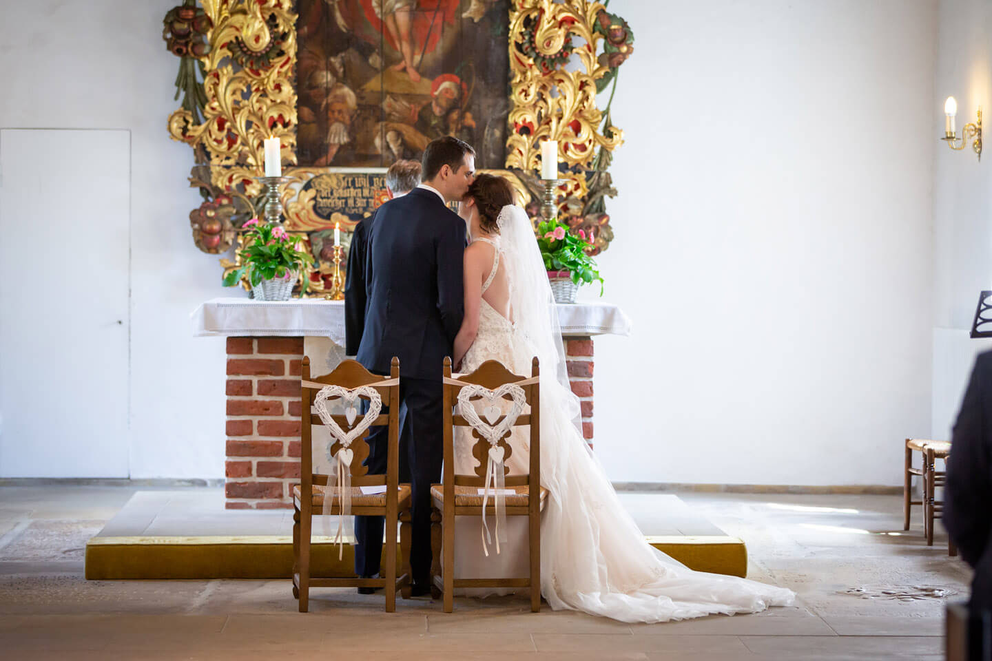 Hochzeitspaar vor dem Altar