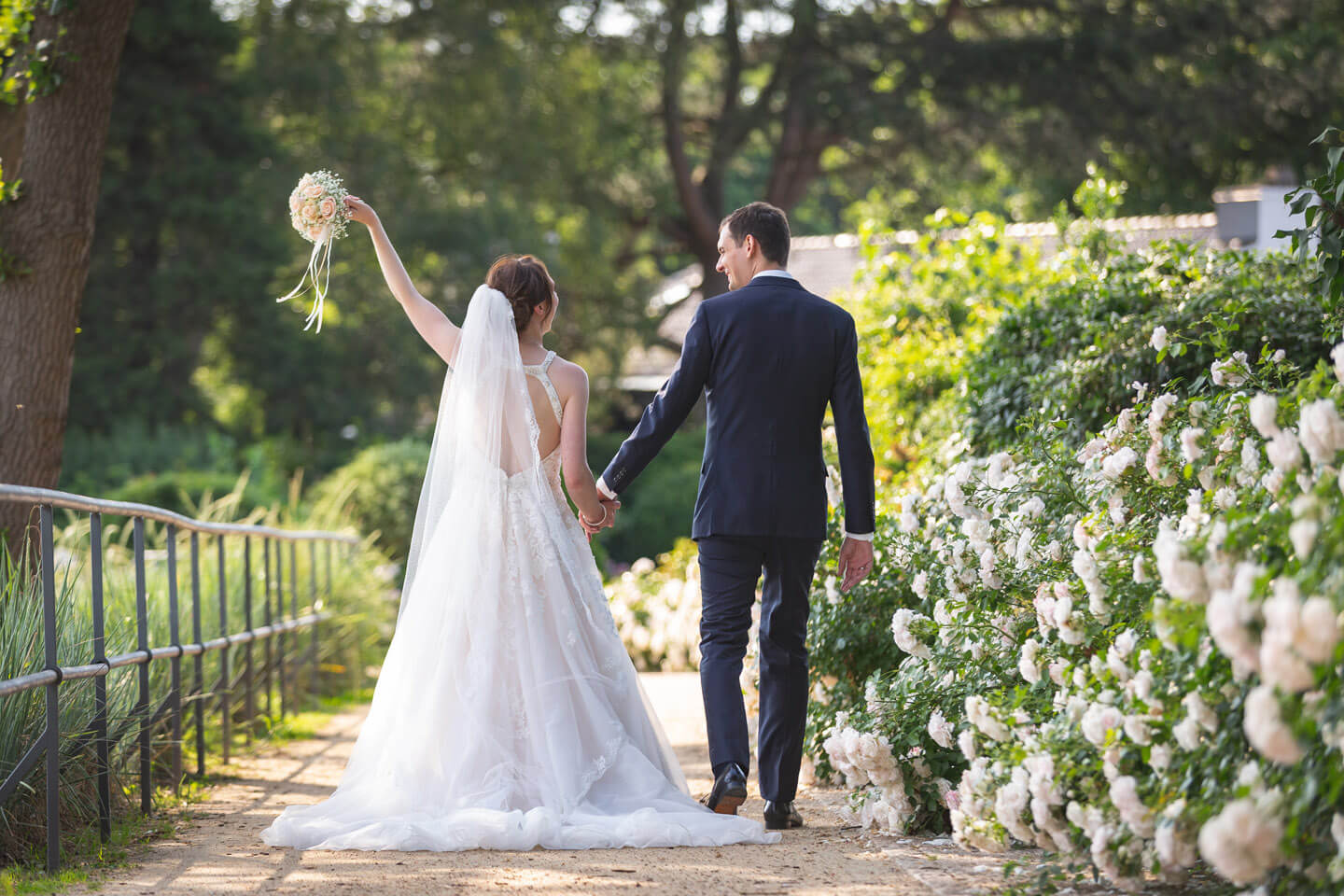 Brautpaarshooting bei Hochzeit an der Elbe