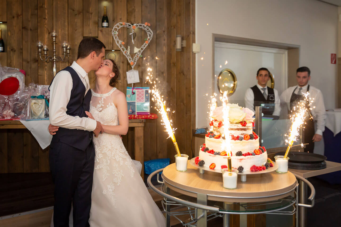 Die Hochzeitstorte wird mit Feuerwerk in den Saal gefahren.
