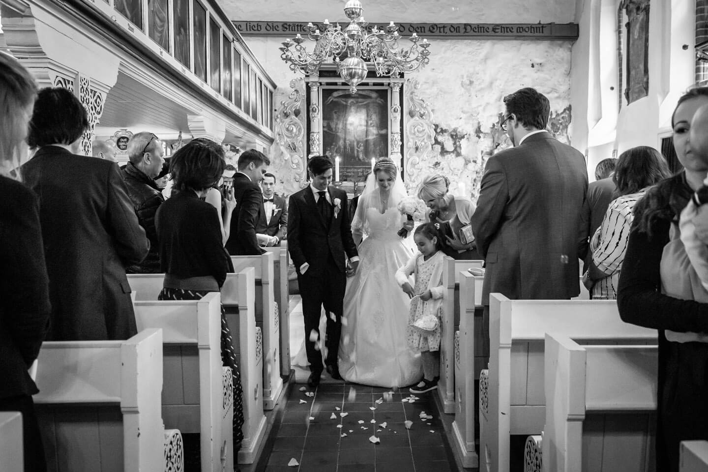 Auszug des Brautpaars mit Blumenkind