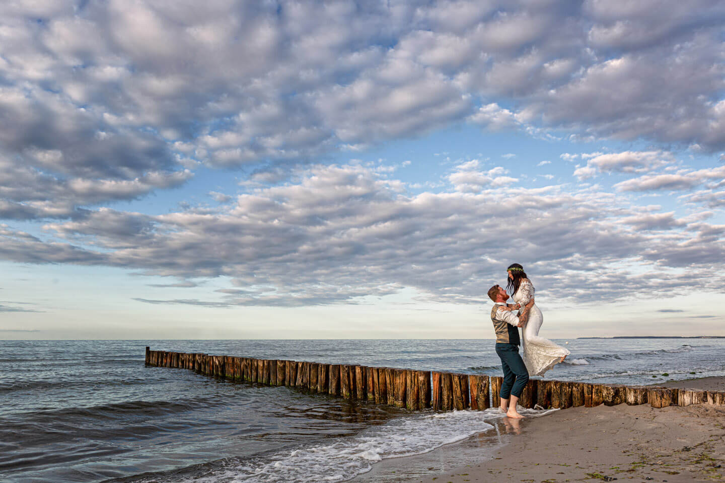 Brautpaar am Strand von Kühlungsborn. (Foto: Florian Läufer)