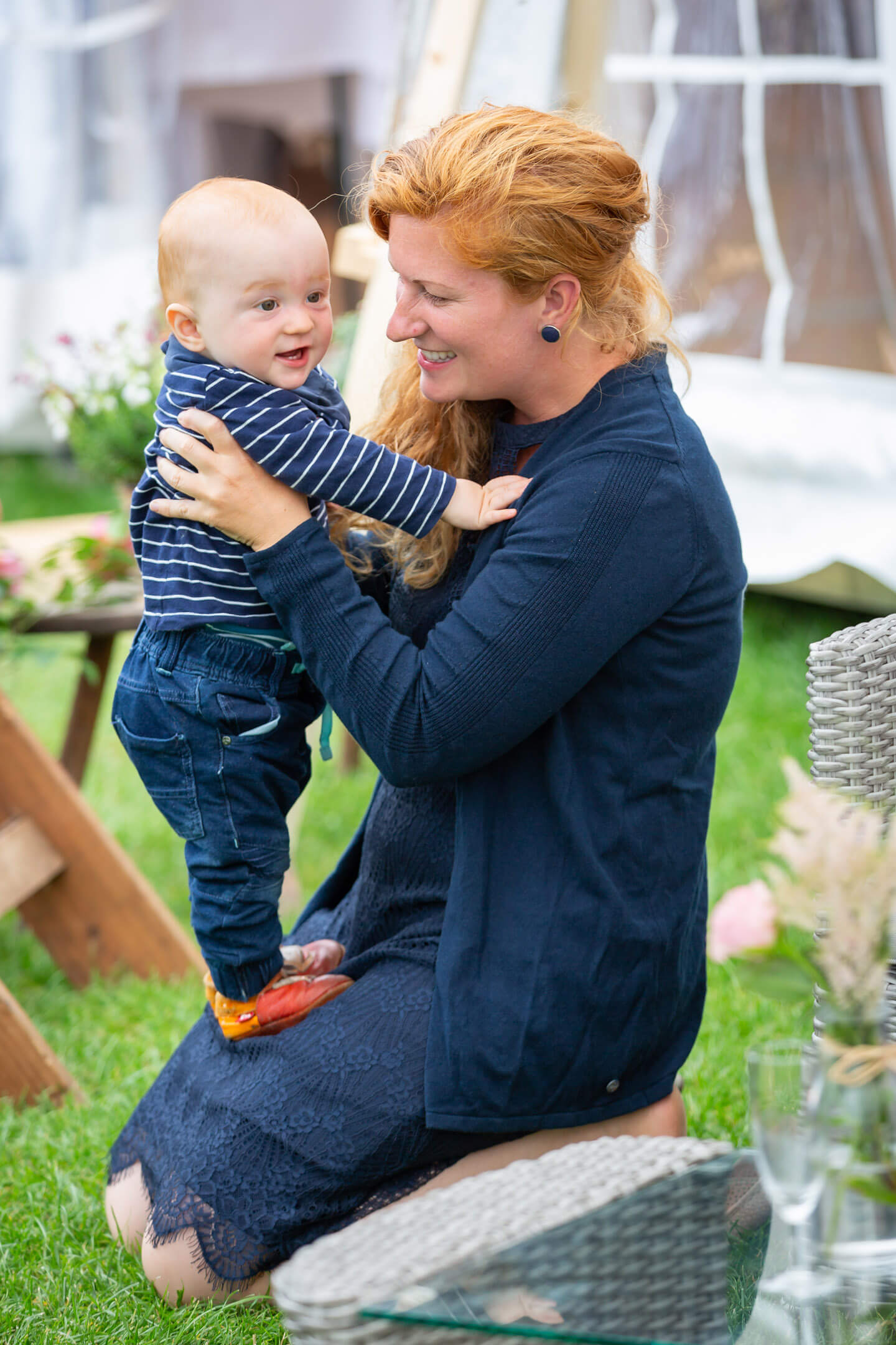Mama mit ihrem Baby auf einer Gartenhochzeit