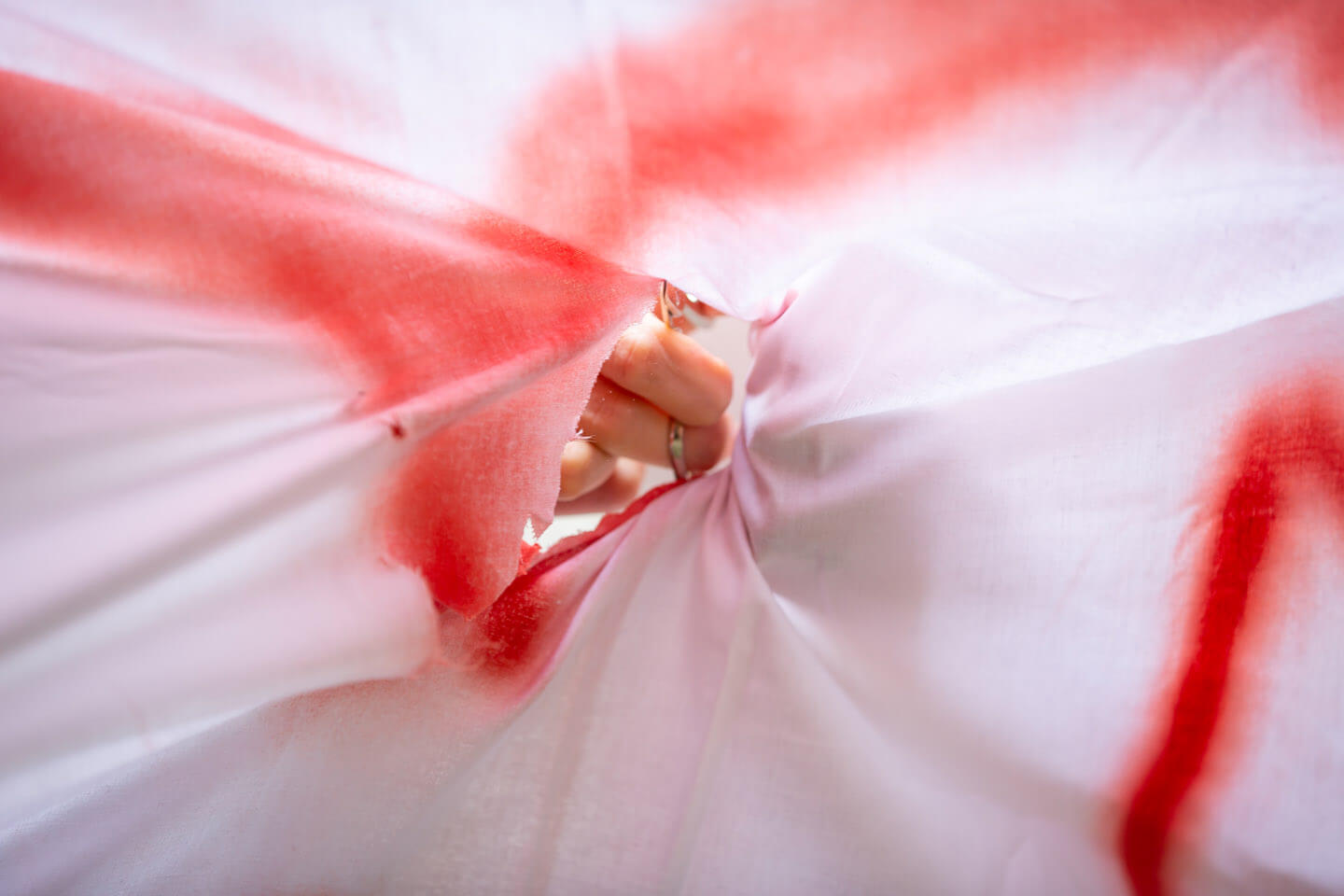 Nagelschere Bettlaken ausschneiden