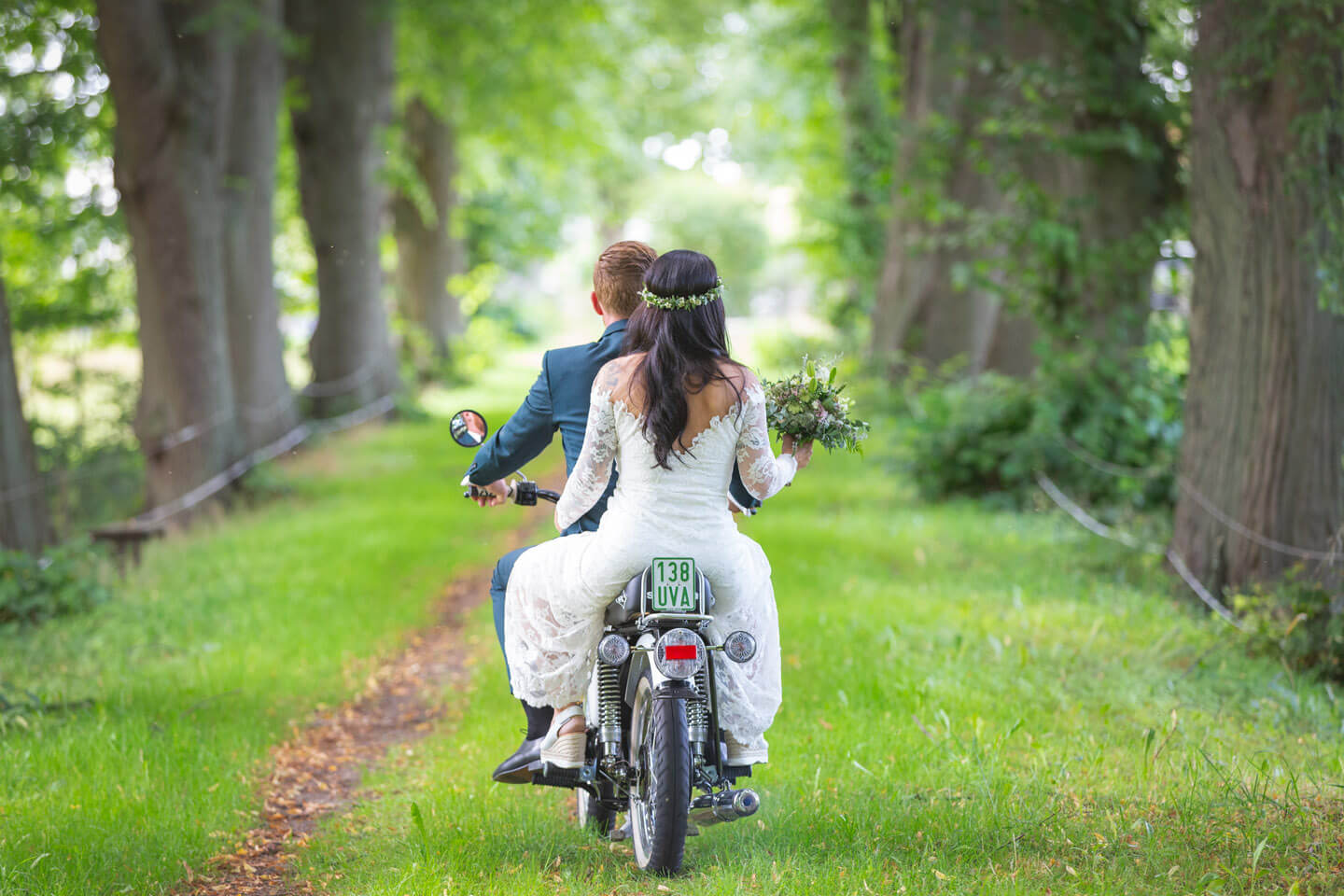 Der Hamburger Hochzeitsfotograf Florian Läufer lichtete hier ein Brautpaar auf einer Simson ab