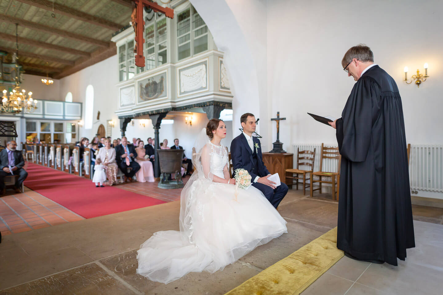 Pastor Nagel hält die Predigt bei einer kirchlichen Trauung in der St.-Gabriel-Kirche