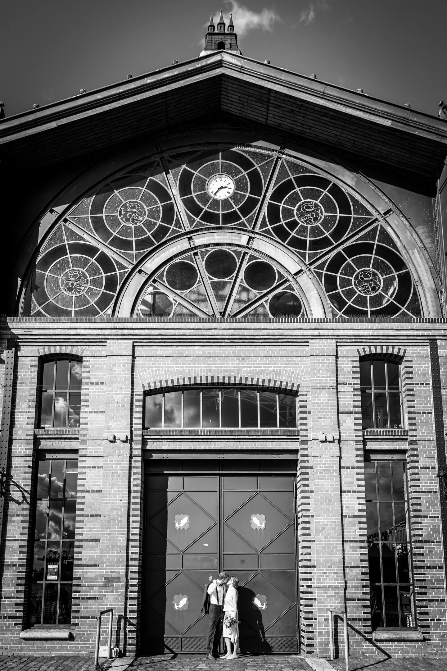Hochzeitspaar vor der Fischauktionshalle in Hamburg St. Pauli