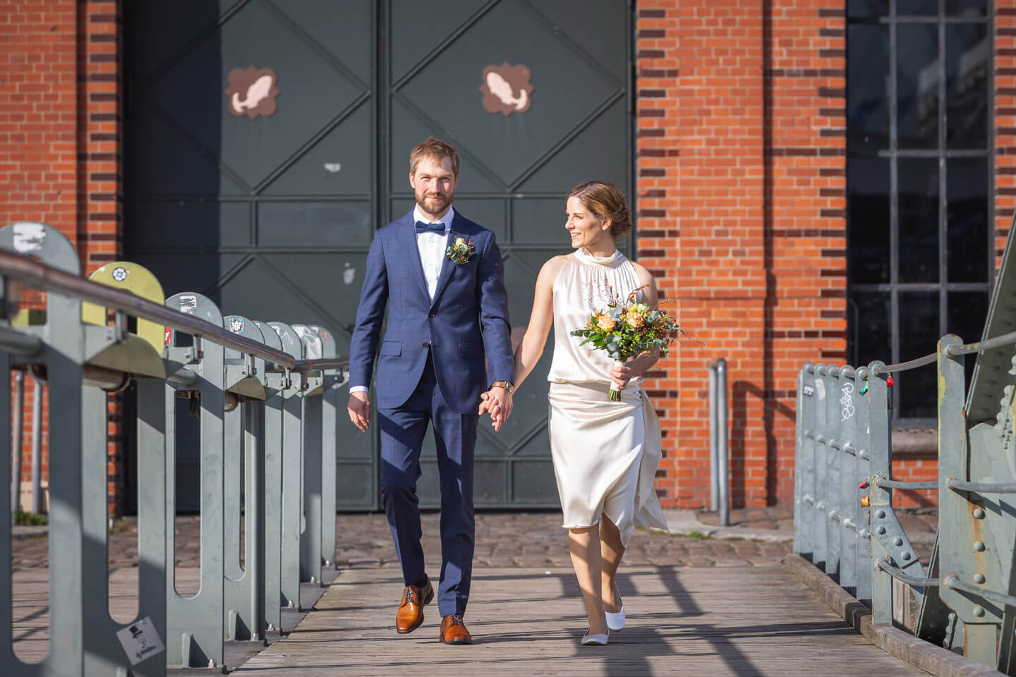 Hochzeitspaar vor der Fischauktionshalle in Hamburg