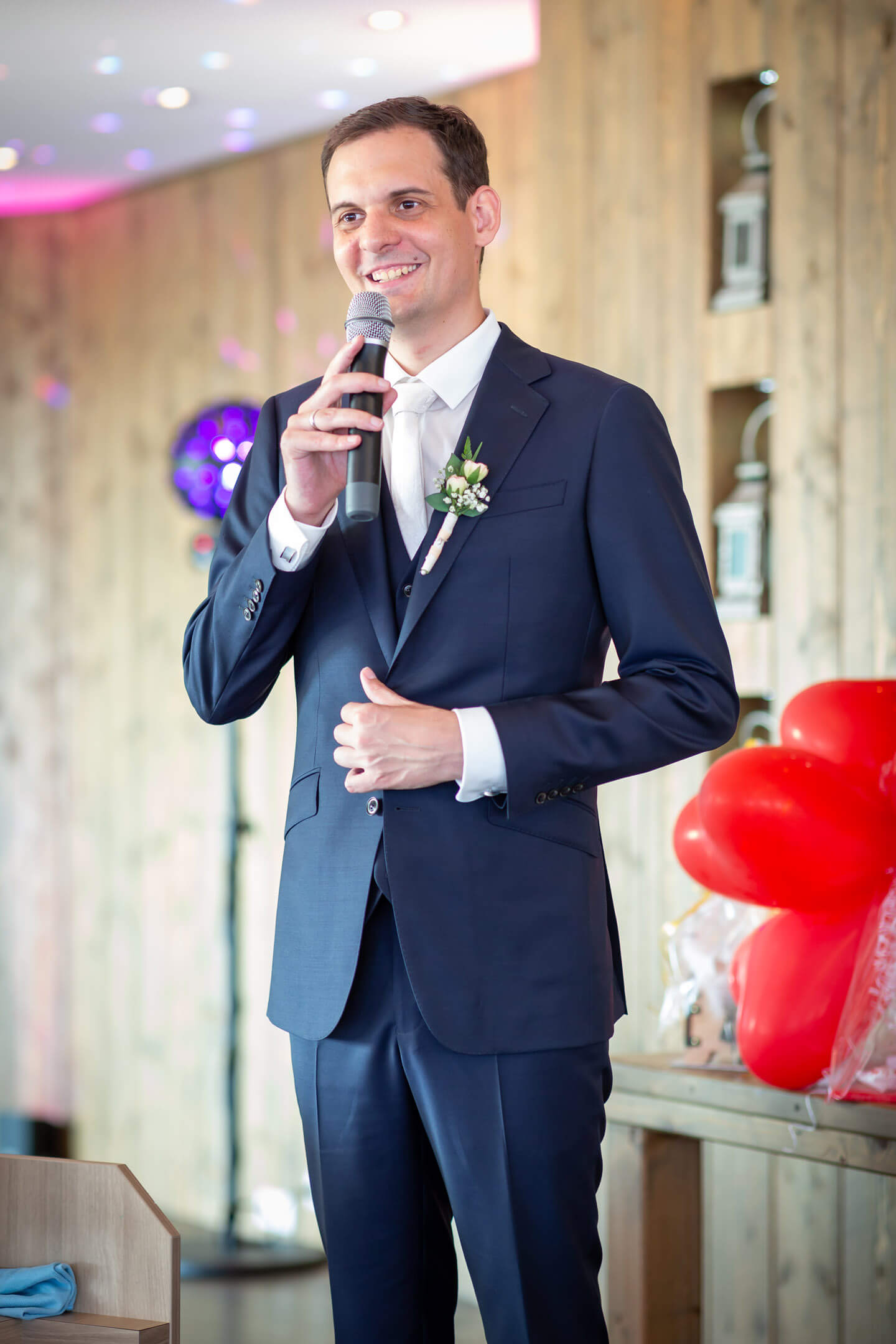 Bräutigam begrüßt seine Gäste im Schulauer Fährhaus.