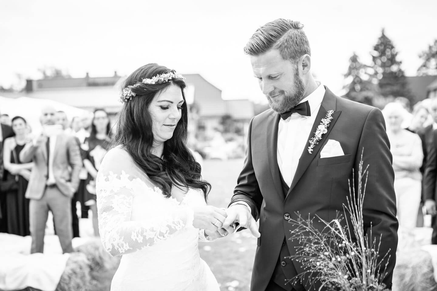 Aufstecken der Trauringe bei Gartenhochzeit unter freiem Himmel