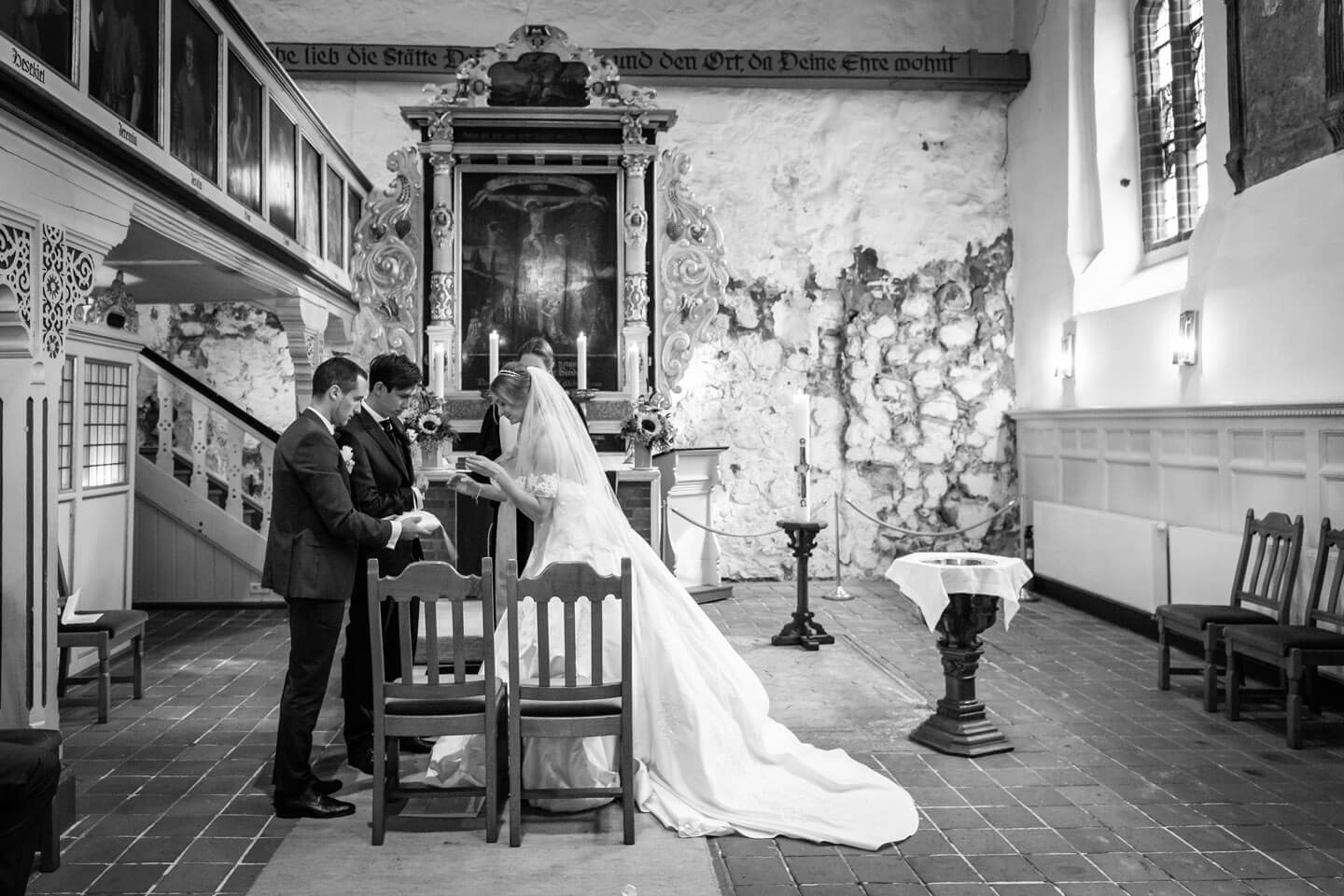 Ringtausch während der Trauungszeremonie in der Sinstorfer Kirche in Hamburg-Harburg