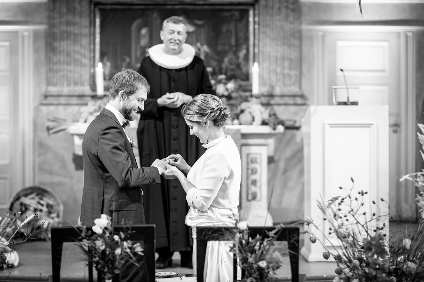 Eheringe aufstecken bei einer Trauung in der St. Pauli Kirche