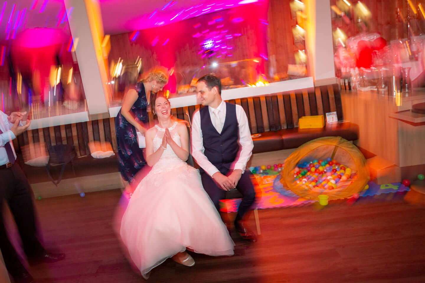 Brautpaar bei einem Spiel auf ihrer Hochzeitsparty