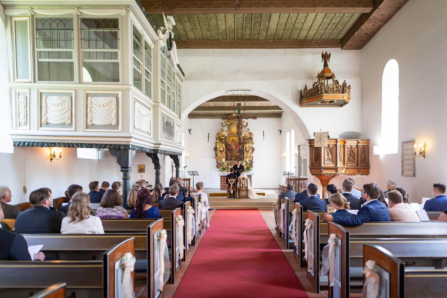 Blick in das Kirchenschiff der St.-Gabriel-Kirche in Haseldorf