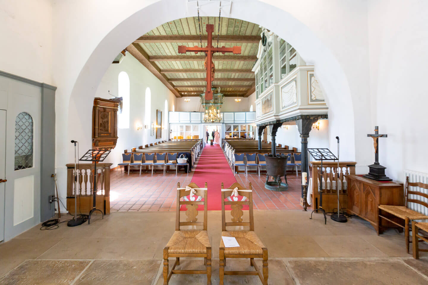 Blic k vom Altar in das Kirchenschiff der St.-Gabriel Kirche bei Wedel