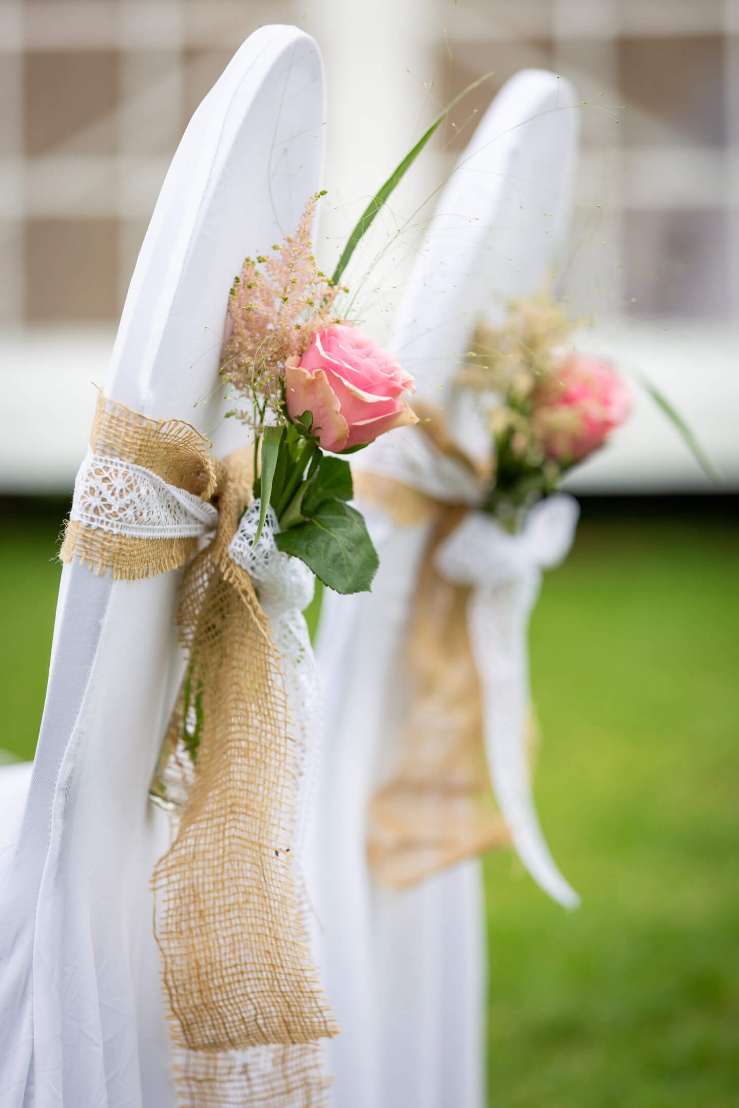 Stuhldeko für Hochzeit im Garten