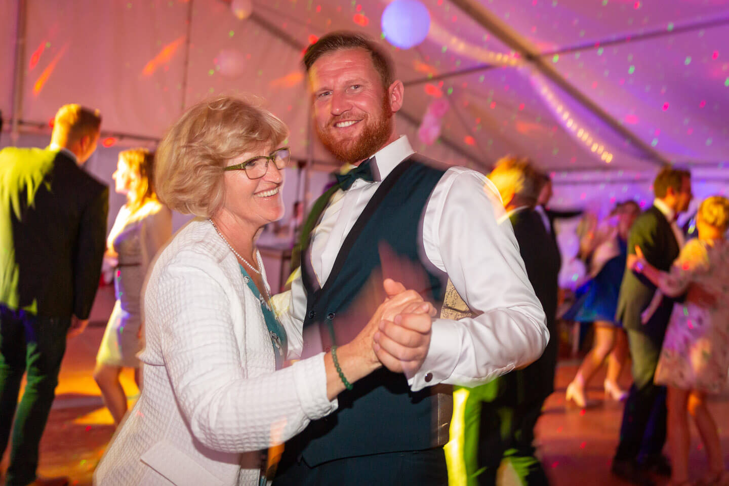 Bräutigam tanzt mit seiner Mama