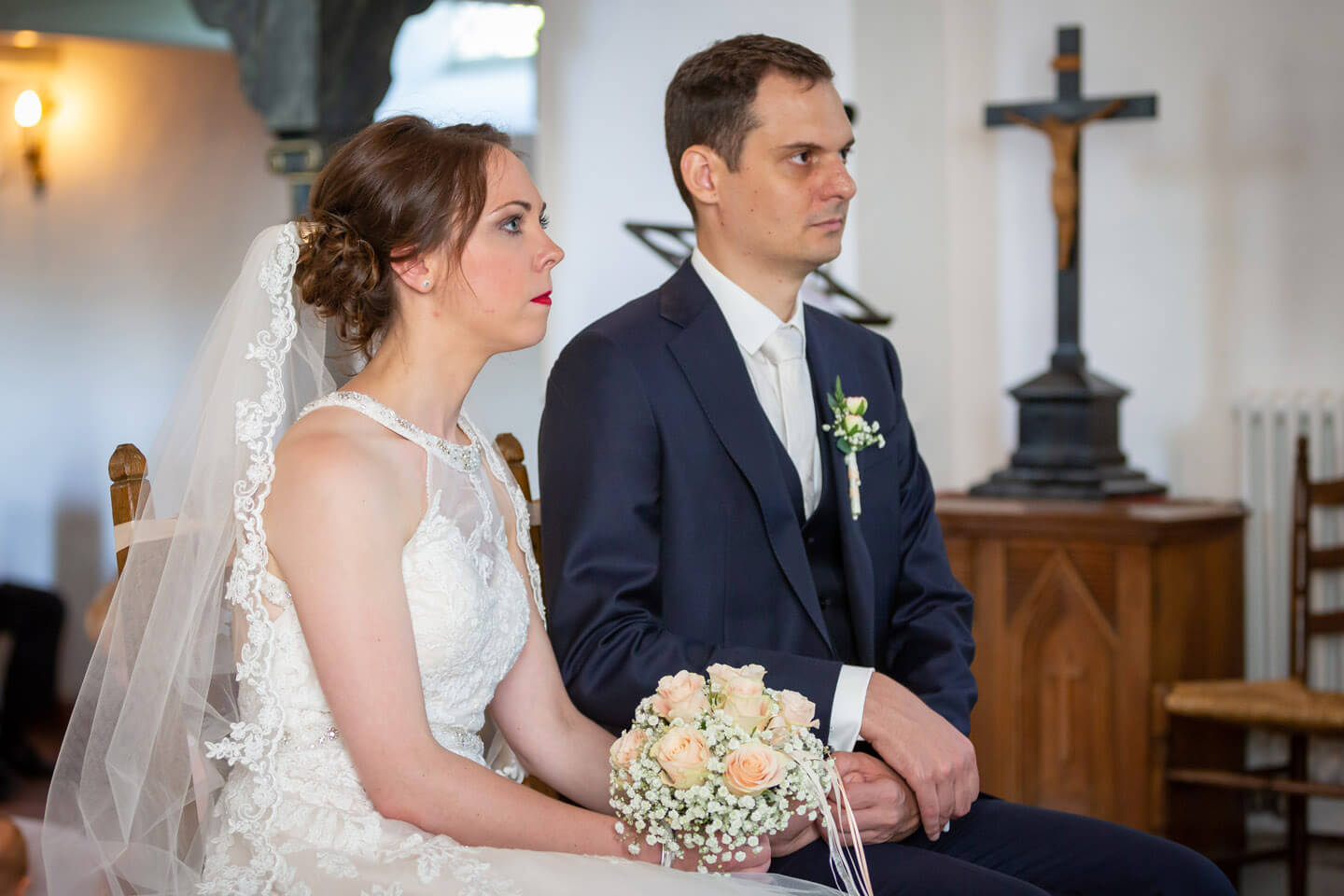 Brautpaar hält sich die Hand bei ihrer Trauung