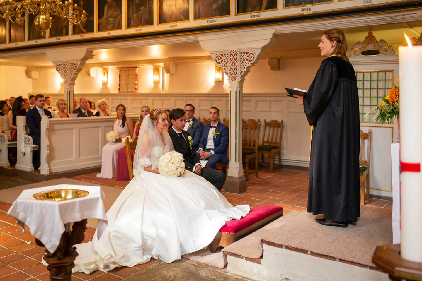 Hochzeit in der Sinstorfer Kirche. Die Pastorin spricht die Predigt